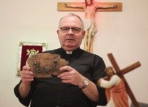 Ks. Zbigniew Kaniecki, konsultor w Zespole ds. Apostolstwa Trzeźwości przy KEP, jest wielkim orędownikiem dzieła sługi Bożego Matta Talbota, nawróconego irlandzkiego alkoholika (na zdjęciu: z fragmentem trumny Talbota).