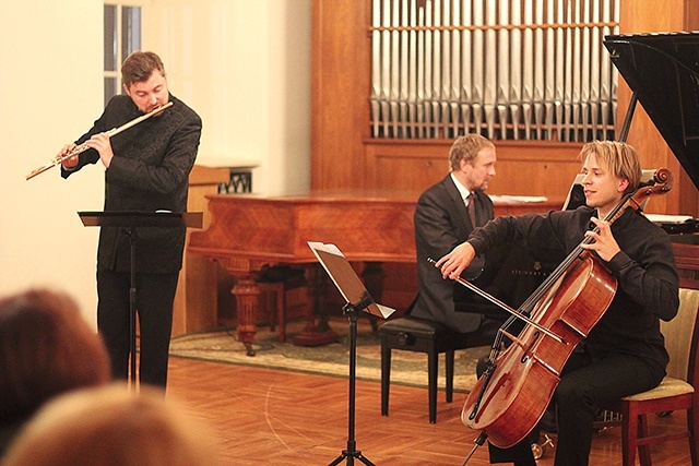 	Tegoroczny festiwal zamknęło trio: Andrzej Junkiewicz (fortepian), Marcin Zdunik (wiolonczela) i Łukasz Długosz (flet).