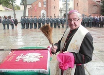 – Obdarz hojnym błogosławieństwem wszystkich, którzy – służąc w tej formacji – poświęcają się dla dobra ojczyzny i jej obywateli – modlił się podczas poświęcenia sztandaru KAS metropolita.