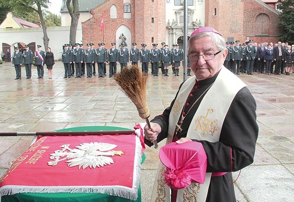 – Obdarz hojnym błogosławieństwem wszystkich, którzy – służąc w tej formacji – poświęcają się dla dobra ojczyzny i jej obywateli – modlił się podczas poświęcenia sztandaru KAS metropolita.