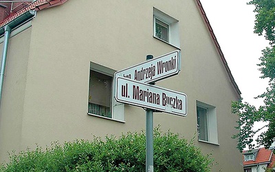 Marian Buczek, polski działacz komunistyczny, w okresie Polski Ludowej był symbolem eksponowanym przez władze. Jego imię nadano ulicom w wielu miastach.