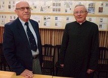 Krzysztof Wójcik i ks. Janusz Gacek przy zbiorach filatelistycznych w pisarzowickm kościele.