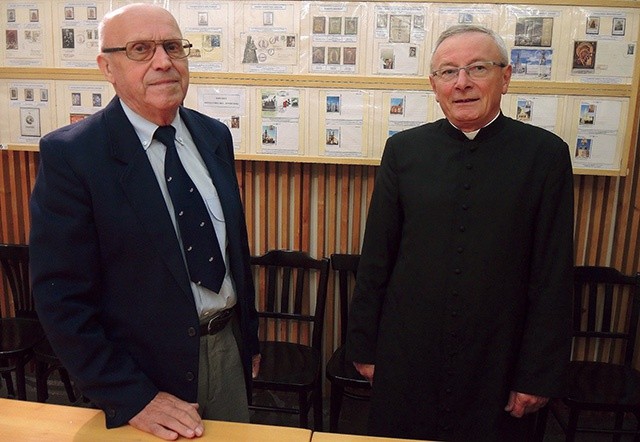 Krzysztof Wójcik i ks. Janusz Gacek przy zbiorach filatelistycznych w pisarzowickm kościele.