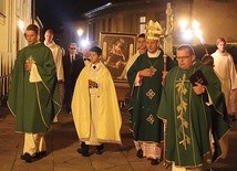 Procesji z obrazem  MB Pompejańskiej przewodniczył bp Roman Pindel.