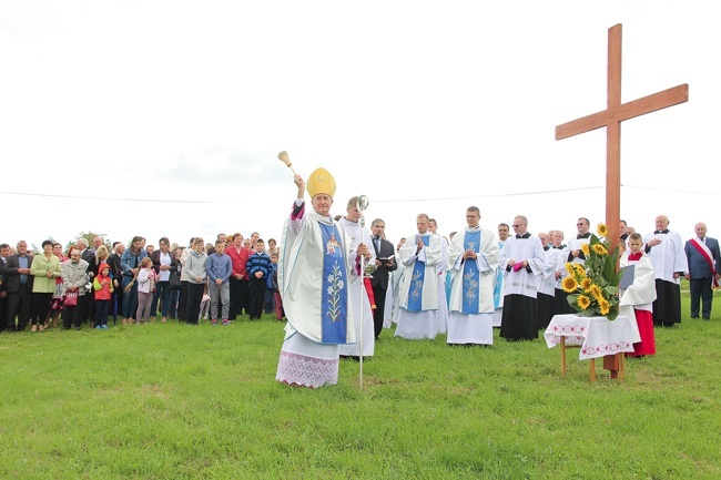 Plac pod budowę nowego kościoła poświęcił bp Andrzej Jeż.