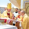 Biskup tarnowski Andrzej Jeż przekazuje ks. Edwardowi Litakowi świadectwo dedykacji kościoła.