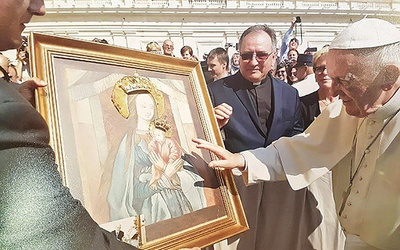 13 września korony poświęcił w Rzymie papież Franciszek.