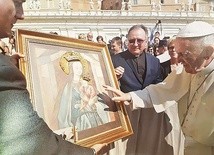 13 września korony poświęcił w Rzymie papież Franciszek.