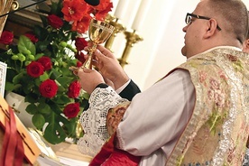 Ksiądz Julian Nastałek użył do sprawowania liturgii jubileuszowej nowych naczyń, poświęconych przez bp. Adama Bałabucha.