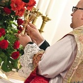 Ksiądz Julian Nastałek użył do sprawowania liturgii jubileuszowej nowych naczyń, poświęconych przez bp. Adama Bałabucha.