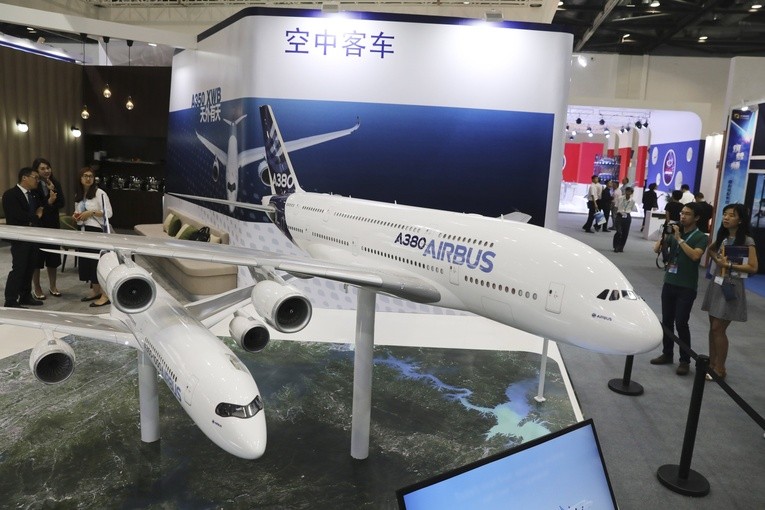 Modela Airbusa A380 i A350-1000 na wystawie w Pekinie. 