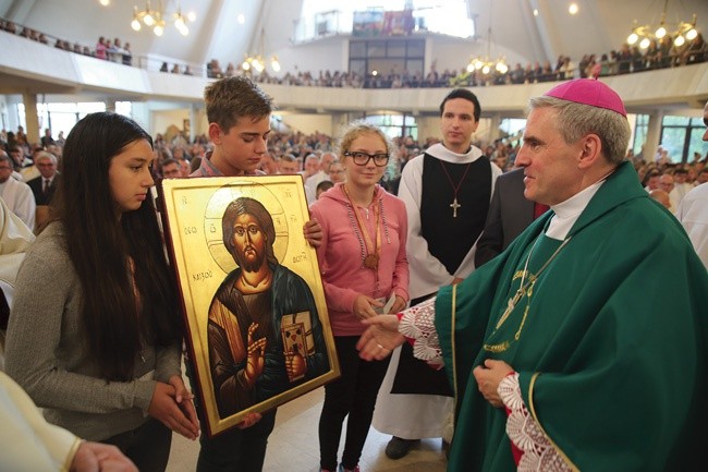 Przekazanie ikony Chrystusa młodym z dekanatu Zawichost. 