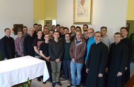 Pamiątkowa fotografia po Mszy św. sprawowanej w seminaryjnej kaplicy pw. św. Jana Pawła II