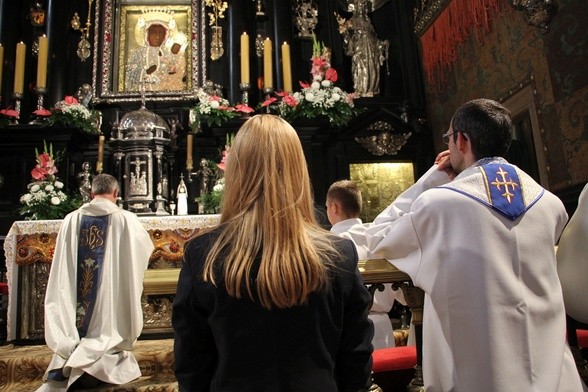 O. Marian Galas SP zawierza Matce Bożej społeczność Pijarskich Szkół Królowej Pokoju w Łowiczu