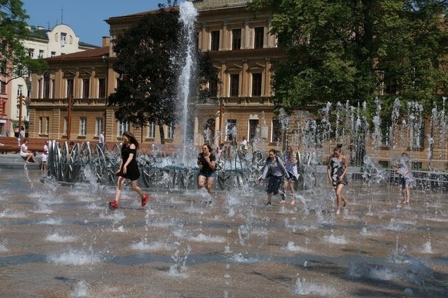 Fontanna przyciąga zarówno małych jak i dużych 