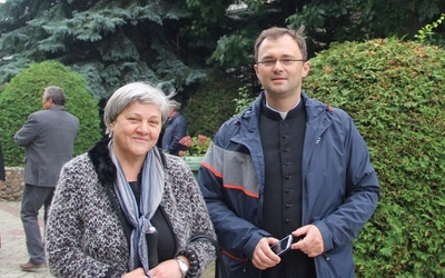 Ks. Wojciech Wojtyła i Wanda Balcerzak, dbająca, aby nie zaginęła pamięć o nauczycielach, którzy oddawali życie w imię Boga, ojczyzny i oświaty