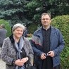 Ks. Wojciech Wojtyła i Wanda Balcerzak, dbająca, aby nie zaginęła pamięć o nauczycielach, którzy oddawali życie w imię Boga, ojczyzny i oświaty