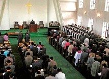 Nabożeństwo w jednym z trzech kościołów protestanckich oficjalnie działających w Korei Północnej.