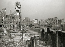W wyniku II wojny światowej Polska straciła 38 proc. majątku narodowego. Symbolem wojennych zniszczeń może być doszczętnie zrujnowana Warszawa.
