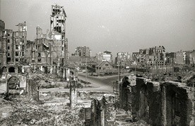 W wyniku II wojny światowej Polska straciła 38 proc. majątku narodowego. Symbolem wojennych zniszczeń może być doszczętnie zrujnowana Warszawa.