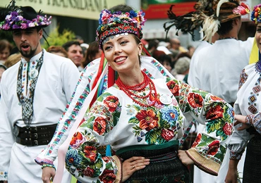 Dziewczęta z dumą prezentują bukowińskie stroje.