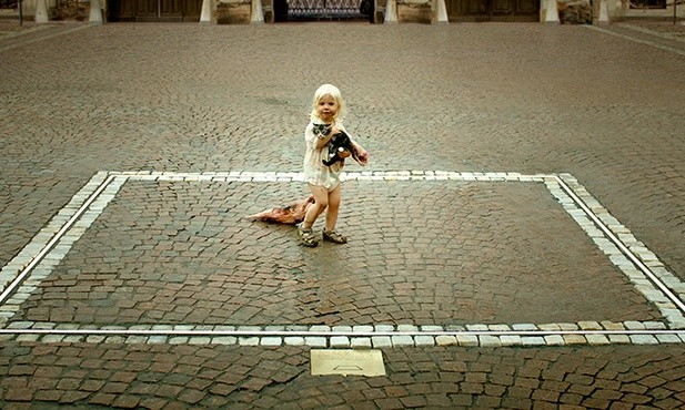 W mediach społecznościowych wzbudzający kontrowersje i emocje klip zyskuje masową oglądalność, chociaż z ideą wystawy nie ma nic wspólnego.