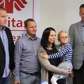 Jan Kutkowski (z lewej) z Zuzią i jej rodzicami. Z prawej Rafał Korcz