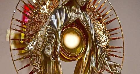 Monstrancja z księżycową skałą