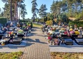 Minister zdrowia apeluje o noszenie maseczek na cmentarzach