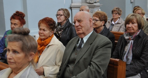 Uczestnicy jubileuszowego spotkania Klubu Inteligencji Katolickiej w sanktuarium św. Antoniego w Ratowie
