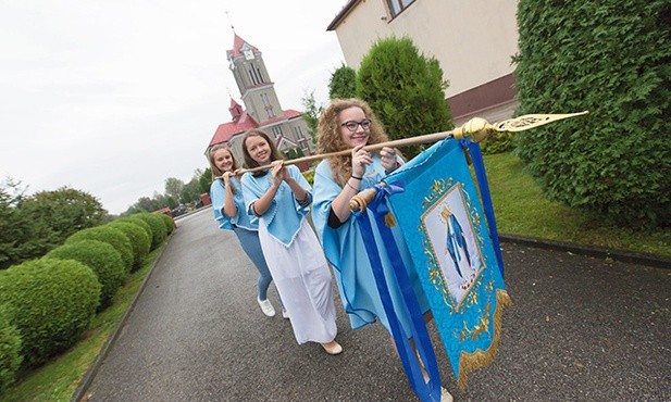 Nowy sztandar zdobyty dzięki pracy nad palmami wielkanocnymi