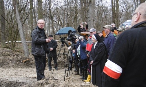 Prof. Szwagrzyk podczas prac na polanie w Starym Grodkowie