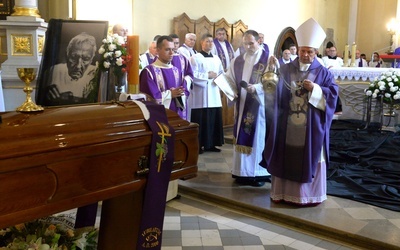 Ceremonię pogrzebową śp. ks. Marcelego Prawicy poprowadził bp Henryk Tomasik