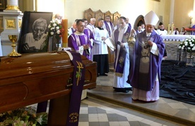 Ceremonię pogrzebową śp. ks. Marcelego Prawicy poprowadził bp Henryk Tomasik