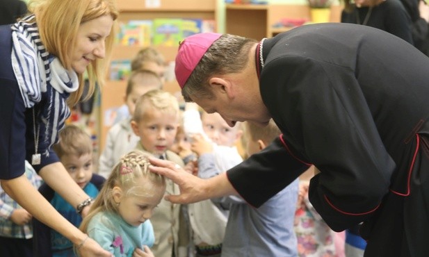 Bp Roman Pindel udzielił dziecom z parafialnego przedszkola także indywidualnego błogosławieństwa.