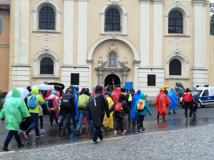 Nocna pielgrzymka młodzieży do Rud