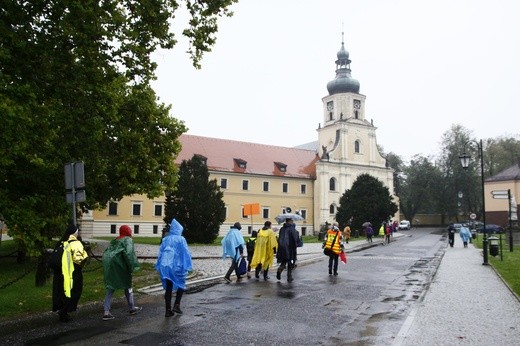 Nocna pielgrzymka młodzieży do Rud