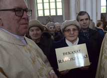 Przedstawiciele dekanatu Radoszyce odbierają różaniec i świecę na Jerycho Różańcowe