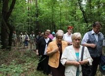 Uczestnicy spotkań KIK-u w czasie leśnej wędrówki łączą wypoczynek z modlitwą. Na zdjęciu: z doroczną wizytą u sióstr zmartwychwstanek w Mocarzewie