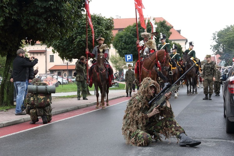 "Pola Chwały": Msza św. i parada wojskowa
