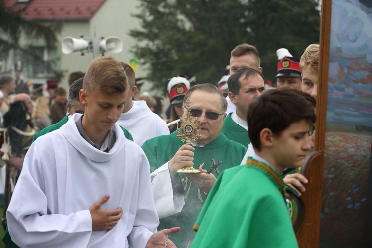 "Pola Chwały": Msza św. i parada wojskowa