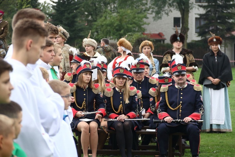 "Pola Chwały": Msza św. i parada wojskowa