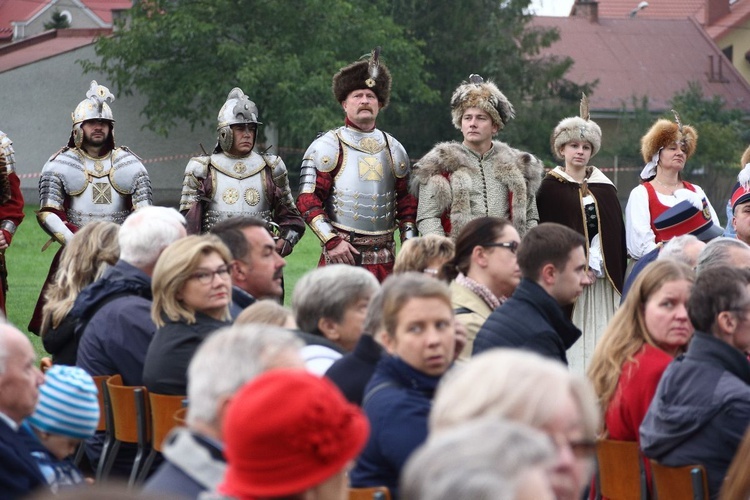 "Pola Chwały": Msza św. i parada wojskowa