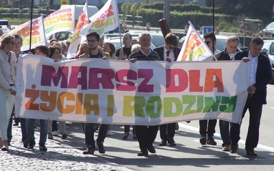 Uczestnicy wydarzenia przeszli ulicami niasta pod Pomnik Poległych Stoczniowców 1970