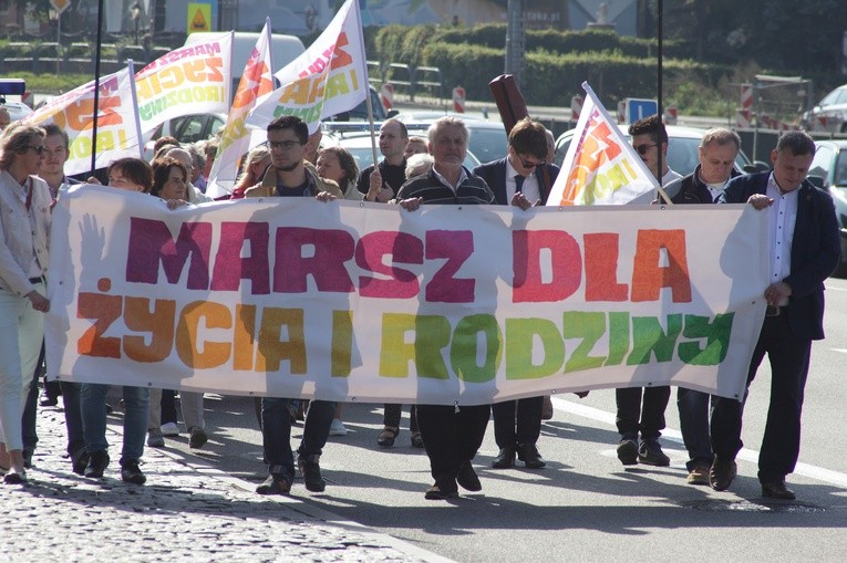 Uczestnicy wydarzenia przeszli ulicami niasta pod Pomnik Poległych Stoczniowców 1970