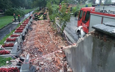 Runął mur na cmentarzu Rakowickim