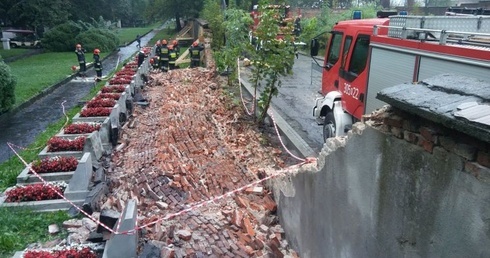 Runął mur na cmentarzu Rakowickim