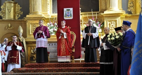 Sumie odpustowej przewodniczył bp Mirosław Milewski w asyście księży kanoników