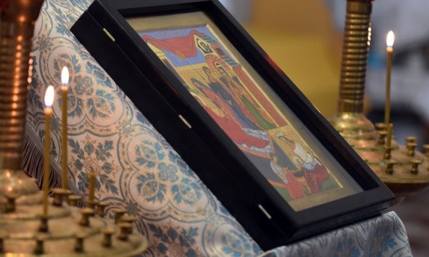 Wokół ikony Narodzenia NMP paliły się trzy świece symbolizujące modlący się wspólnie Kościół