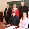 Ks. prał. Wojciech Szary, dyrektor Diecezjalnego Studium Organistowskiego, egzaminatorki i przyszli studenci